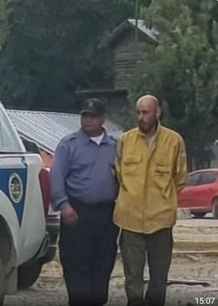 Este es el kuka disfrazado de brigadista que prendía fuego atrás de sus compañeros que venían apagándolo.
Qué se hace con este hdp? 🤬