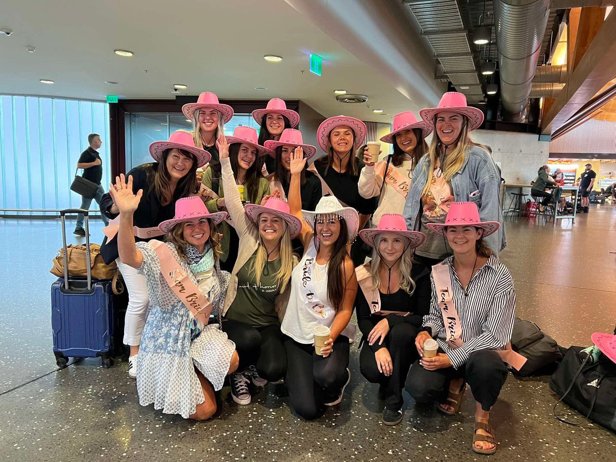 Olivia Carville (@livcarville) on Twitter photo My little sister ran into NZ Prime Minister <a href="/chrisluxonmp/">Christopher Luxon</a> on a flight for her bachelorette party.
He even put on the pink cowboy hat for her 🎀
I LOVE 🇳🇿 My little sister ran into NZ Prime Minister <a href="/chrisluxonmp/">Christopher Luxon</a> on a flight for her bachelorette party.
He even put on the pink cowboy hat for her 🎀
I LOVE 🇳🇿