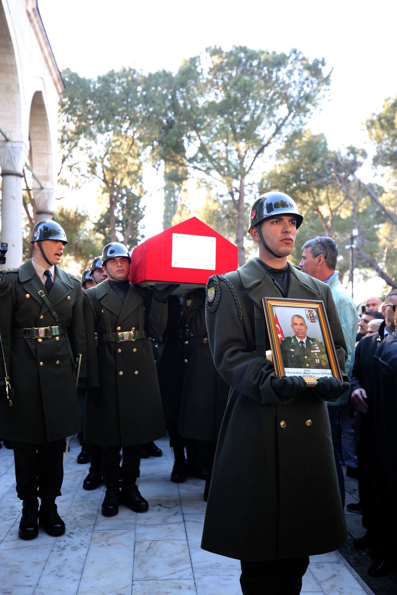 Koca bir ülkenin yükü omuzlarında 
Can alıp, can verdiler!

Şehit Binbaşı Murat Kemal Yetişen