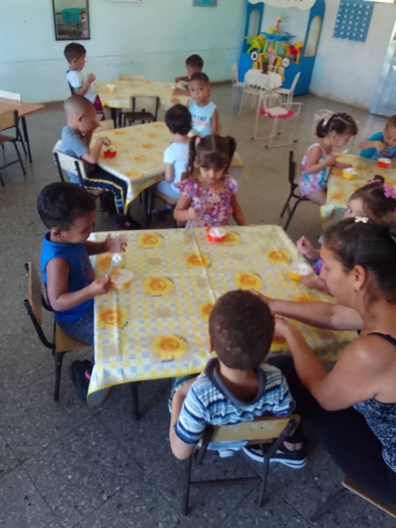 AEIServimin's tweet photo. En la tarde de ayer, una representación de nuestro colectivo se dirigió al círculo infantil "Los mineritos" en la localidad de La Sabana, y a la primaria "XX Aniversario" de Santa Lucía. “Las pequeñas cosas son las responsables de los grandes cambios” https://t.co/FlaiwHIlZe