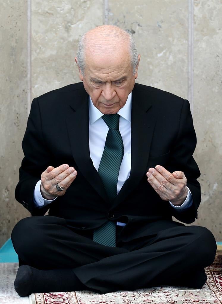 Büyüğümüz Liderimiz 
Sn  <a href="/dbdevletbahceli/">Devlet Bahçeli</a> Beyefendiye Geçmiş Olsun Dileklerimi Sunuyorum Ömrü Uzun Olsun Allah Başımızdan Eksik Etmesin (Âmin)