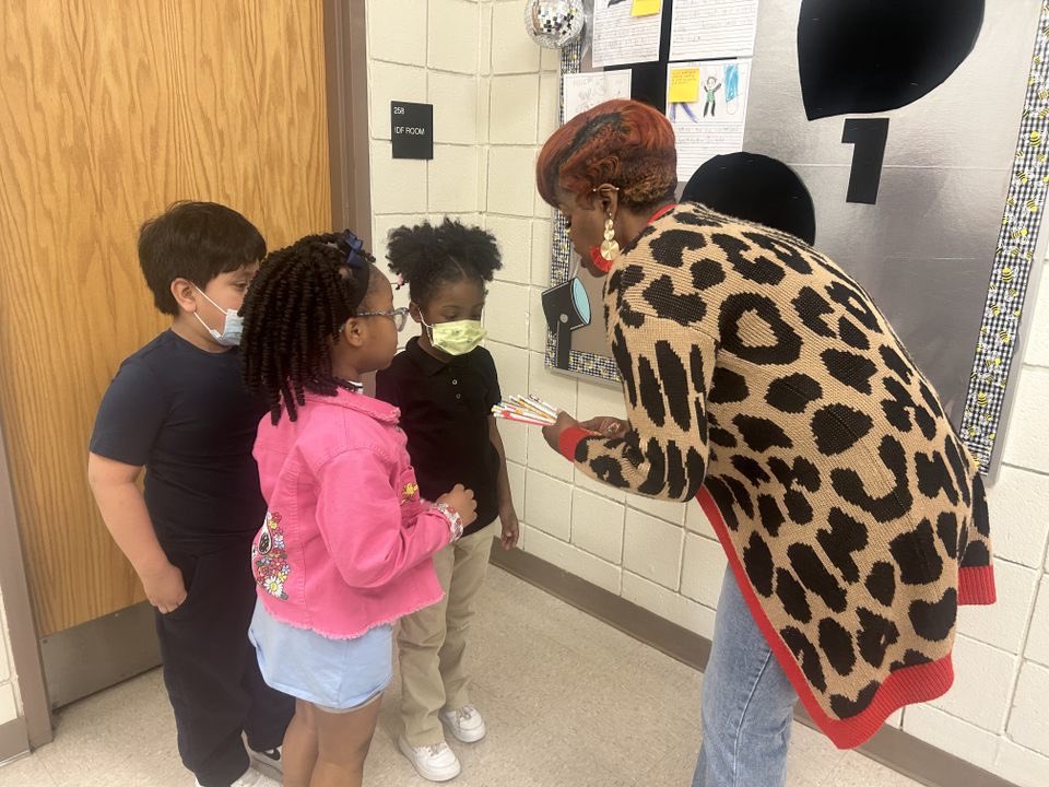 TeamGrizzle2006's tweet photo. Shoutout to our amazing KK scholars in Ms. McGregor’s class @APSKimberly! Their outstanding writing skills earned them personalized pencils from our dedicated ELA Coach @dr_durant15516. Keep shining, young authors, your words have power! #ExemplaryWriting #FutureAuthors https://t.co/1ZCUPGfrzh