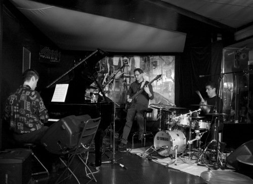 CapitalJazzClub's tweet image. #NowPlaying, &apos;Fragile&apos;, off the #IguazuAcousticTrio, with #AlexAcuña&apos;s *Rubio*. (2011). The #CapitalJazzClub984, with #JacobAsiyo, &amp;amp; @KaimaMwiti.
Fabio Gianni: Piano
Alex Battini de Barreiro: Drums, Percussion Alejandro“Alex”Acuña: Percussion, Whistling
Marco Mistrangelo: Bass.