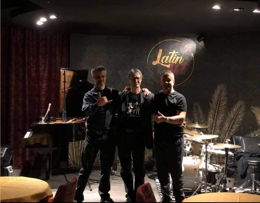 CapitalJazzClub's tweet image. #NowPlaying, &apos;Fragile&apos;, off the #IguazuAcousticTrio, with #AlexAcuña&apos;s *Rubio*. (2011). The #CapitalJazzClub984, with #JacobAsiyo, &amp;amp; @KaimaMwiti.
Fabio Gianni: Piano
Alex Battini de Barreiro: Drums, Percussion Alejandro“Alex”Acuña: Percussion, Whistling
Marco Mistrangelo: Bass.