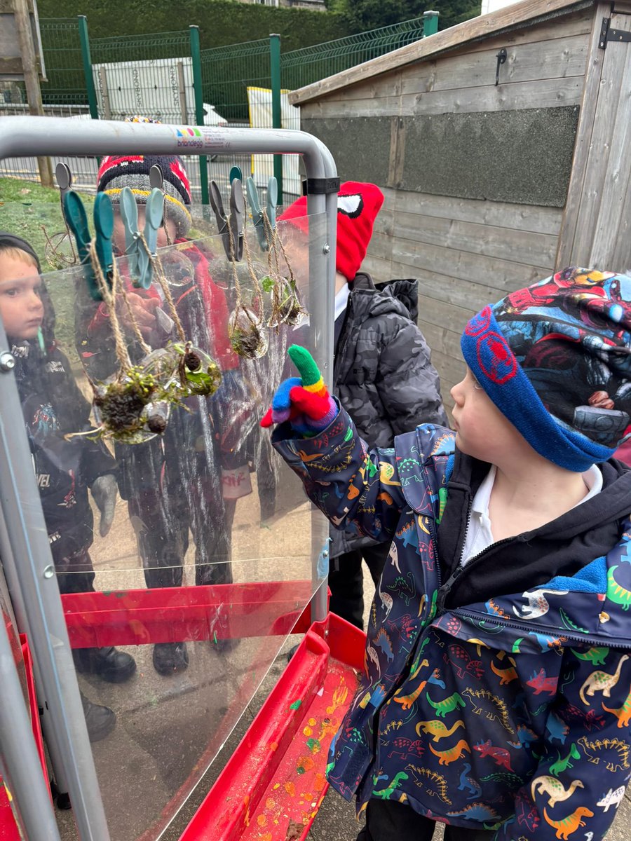 The chilly weather is perfect for creating these beautiful ice decorations. Da iawn Reception and Year 1. We guessed how long they would last - not long enough. 🥶❤️ @GoytreFawr <a href="/EcoSchoolsWales/">Eco-Schools Wales</a> <a href="/_OLW_/">DysguAwyrAgoredCymru/OutdoorLearningWales</a>