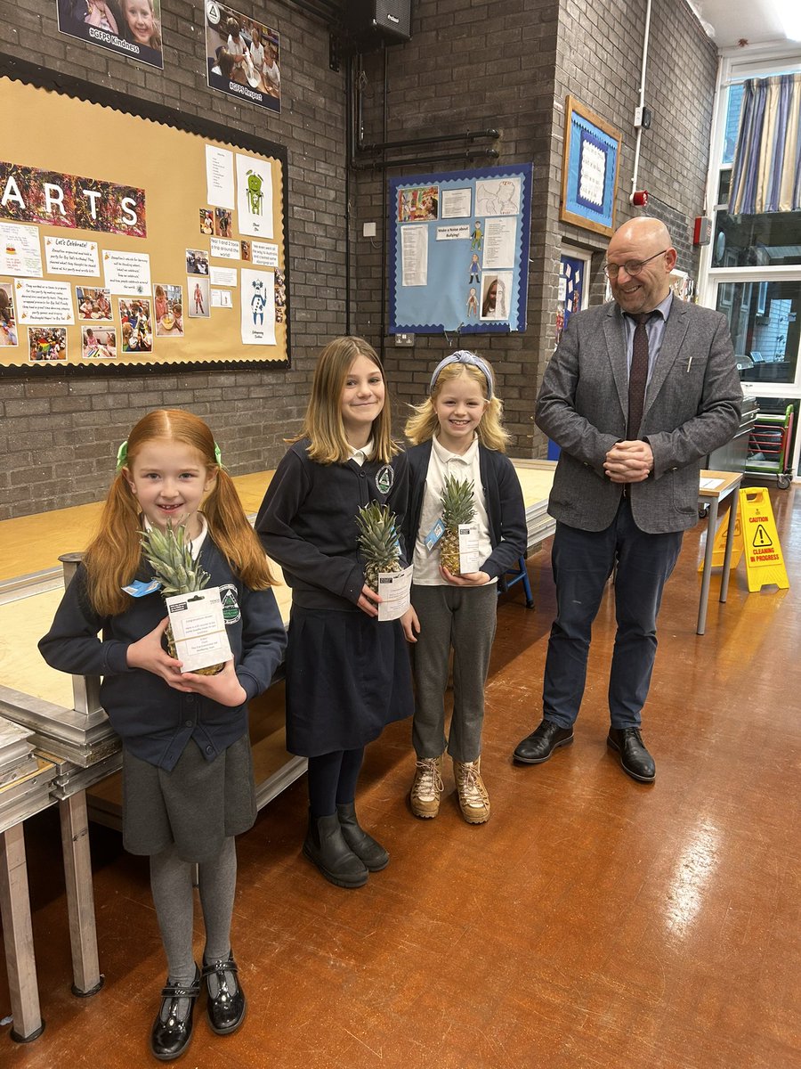 Our winners of the healthy lunchbox competition receiving their prizes. Thank you for helping to promote healthy eating @GoytreFawr <a href="/EcoSchoolsWales/">Eco-Schools Wales</a> <a href="/MonHealthySch/">Monmouthshire Health Promoting Schools Scheme</a>