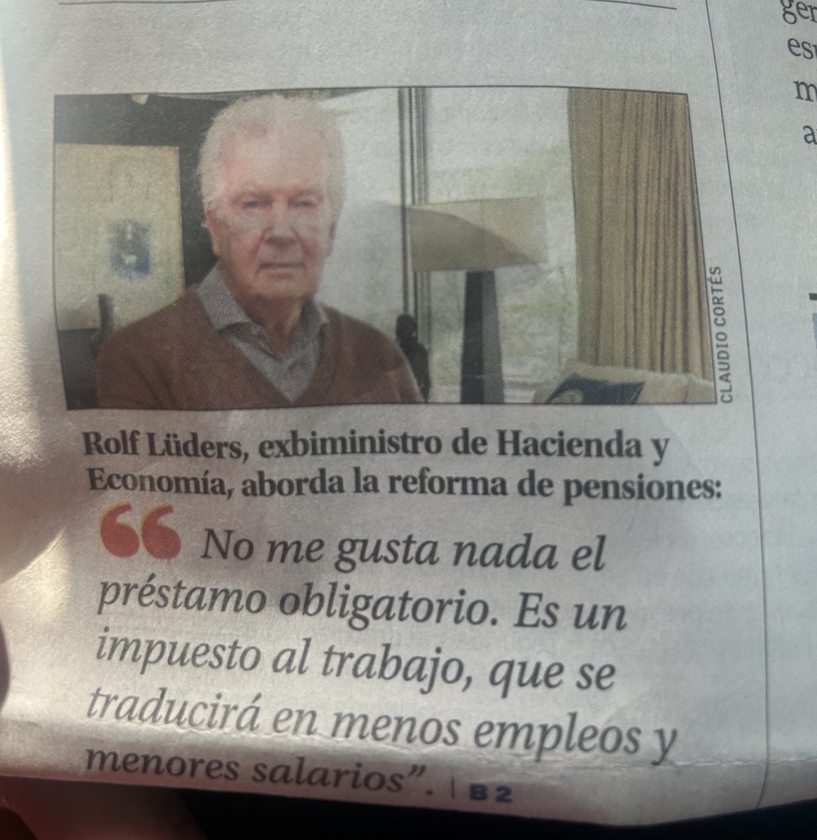 GabrielBoric's tweet image. Y para que no quepa duda, al lado ponen la opinión de un economista ex ministro de Hacienda y Economía criticando la reforma de pensiones. Solo se les olvidó añadir que es ex Ministro de la dictadura.