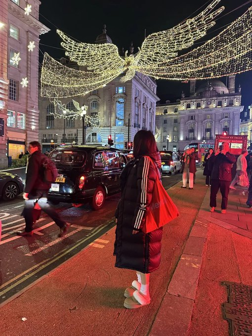 London nights, dazzling displays. Gorgeous clothes, glowing lights. A winter wonderland moment. ❄️