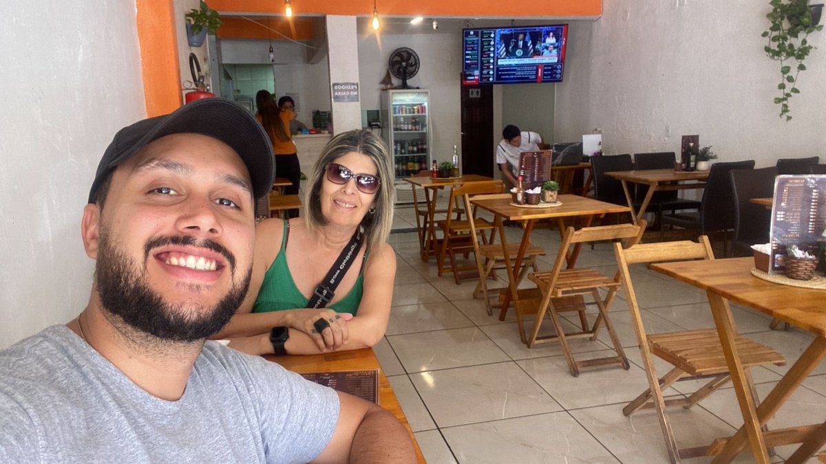 ully_vieira's tweet photo. Eu trabalhando 
Minha mãe e o Yuri: https://t.co/ZEj76gaRPM