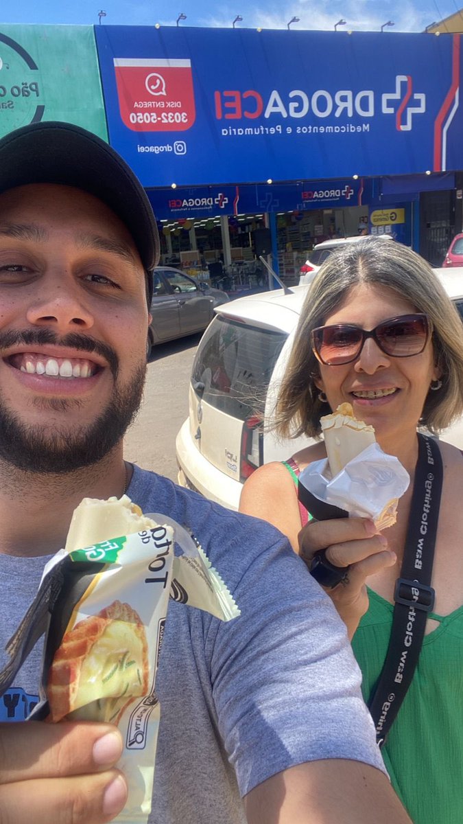 ully_vieira's tweet photo. Eu trabalhando 
Minha mãe e o Yuri: https://t.co/ZEj76gaRPM