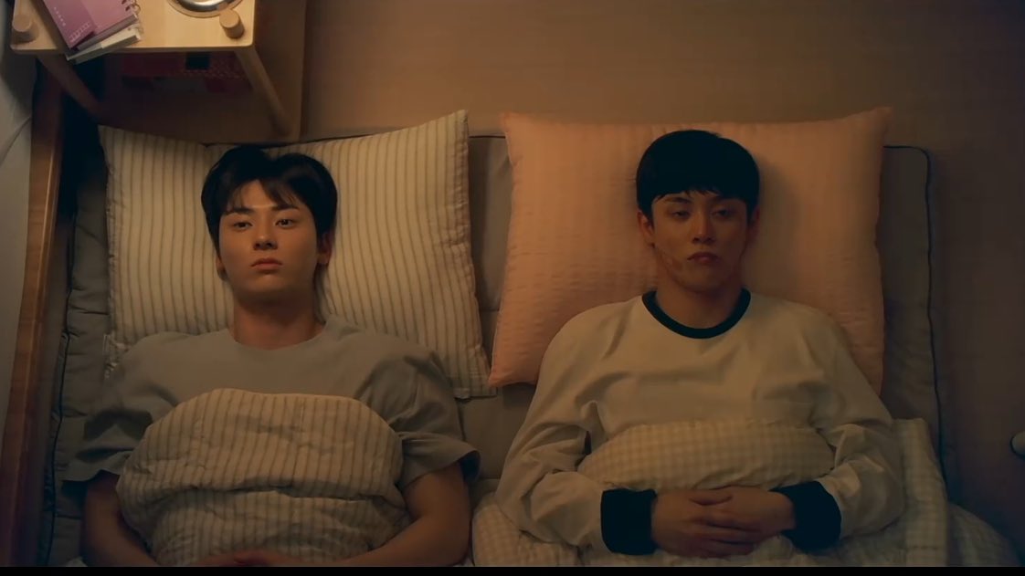 chwfilm's tweet image. it was tight but he still wanted to sleep next to sehyun.. and the “i don’t regret going back to you today” oooh i know what you are yoon gamin 

#StudyGroup #StudyGroupEp6