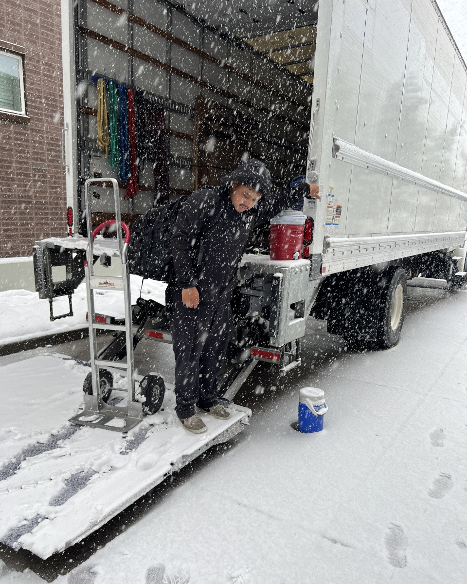 moving_denver's tweet image. Snow, sweat &amp;amp; determination! 💪🚚❄️  Big shoutout to our Denver movers braving the cold to make moving day a success. Your hard work, even in freezing temps, is inspiring!

To our team—thank you for going the extra mile.

#MovingProz #DenverMoves #SnowDayHeroes #DenverMovers