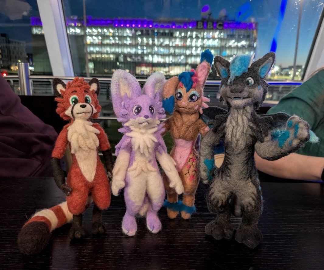 Cotton Delight 💟 (@cotton_delight) on Twitter photo The gangs all here at Scotiacon🥹
These are all needle felted, posable models made by a friend of mine.
🐉<a href="/Shiro_Derg/">Shiro</a>
🐰<a href="/cream_bnuny/">🌸 Crème de Bunth 🌸 🔜 Cfz!</a>
🐼<a href="/RedPandaNiz/">Niz - bsky: @niz.red</a> The gangs all here at Scotiacon🥹
These are all needle felted, posable models made by a friend of mine.
🐉<a href="/Shiro_Derg/">Shiro</a>
🐰<a href="/cream_bnuny/">🌸 Crème de Bunth 🌸 🔜 Cfz!</a>
🐼<a href="/RedPandaNiz/">Niz - bsky: @niz.red</a>
