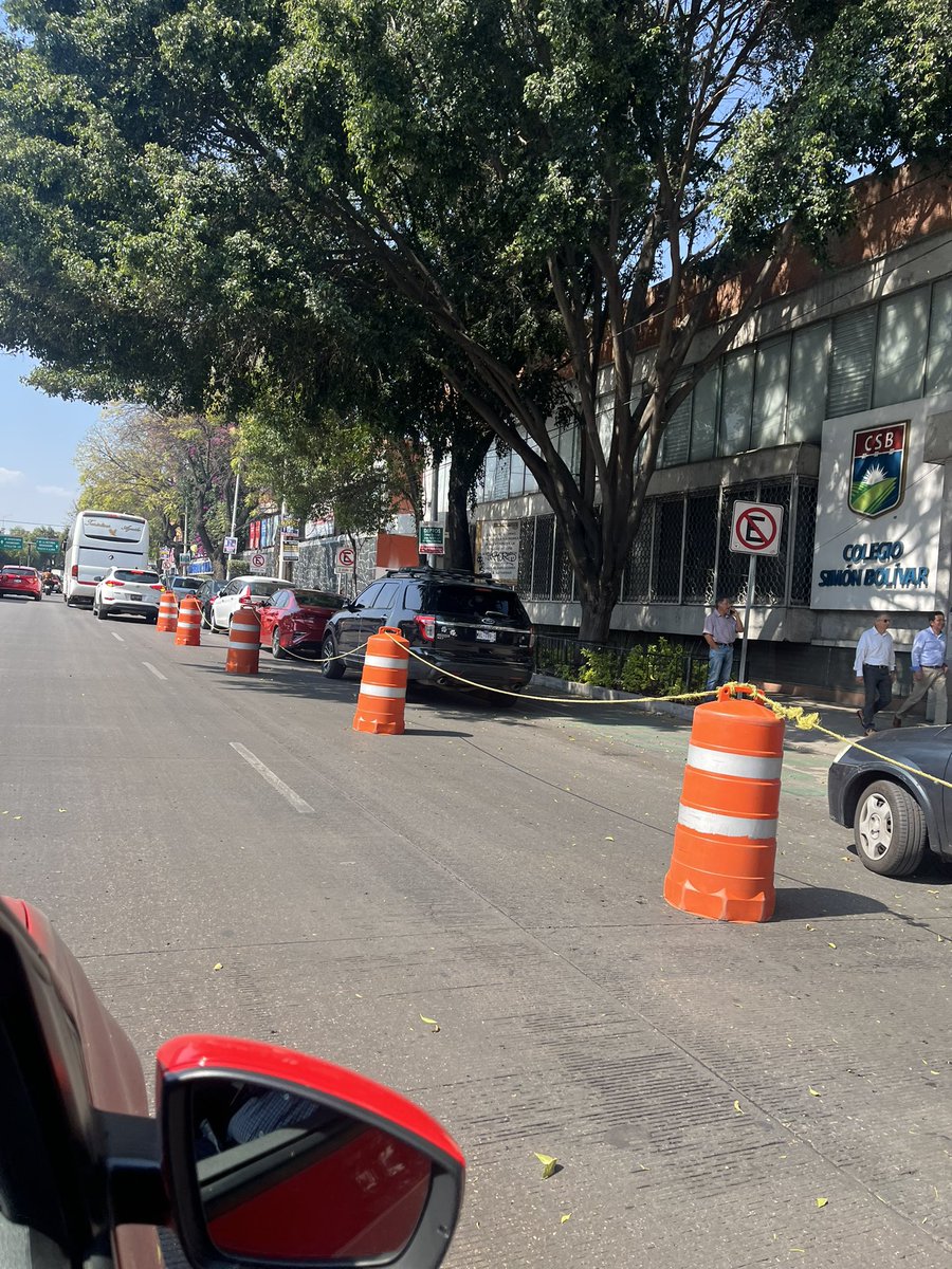 DjDeathRow89's tweet photo. @UCS_GCDMX el relajo que arma @C_SimonBolivar en Río Mixcoac, se apropian por completo de un carril para que los papás puedan recoger a los hijos, se hace un tráfico espantoso, más de 20 min para pasar un tramo que debería ser de 5 min 🤬 https://t.co/g3oYZdTtVf