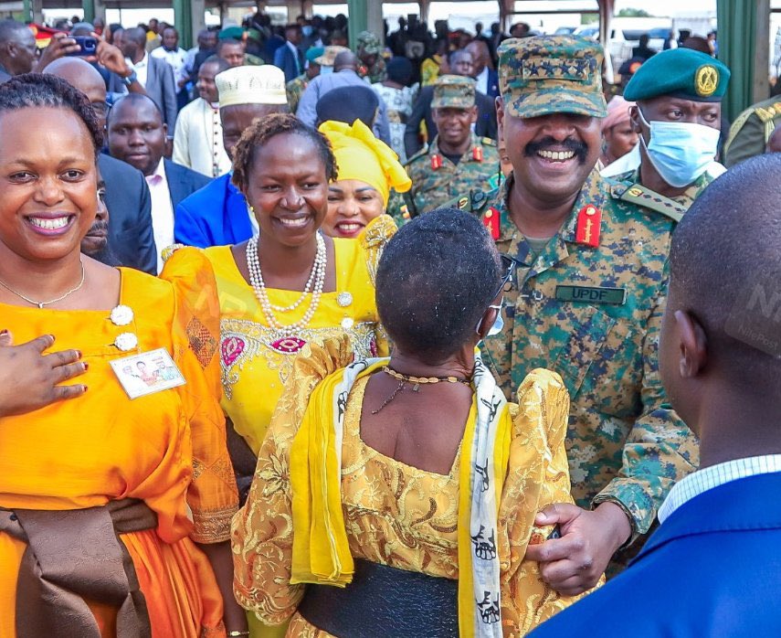 Foot Bigere (@foot_bigere) on Twitter photo Am done pretending that I know😡😡. Why does Gen. <a href="/mkainerugaba/">Muhoozi Kainerugaba</a> put on his 🧢 like that ??? Am done pretending that I know😡😡. Why does Gen. <a href="/mkainerugaba/">Muhoozi Kainerugaba</a> put on his 🧢 like that ???