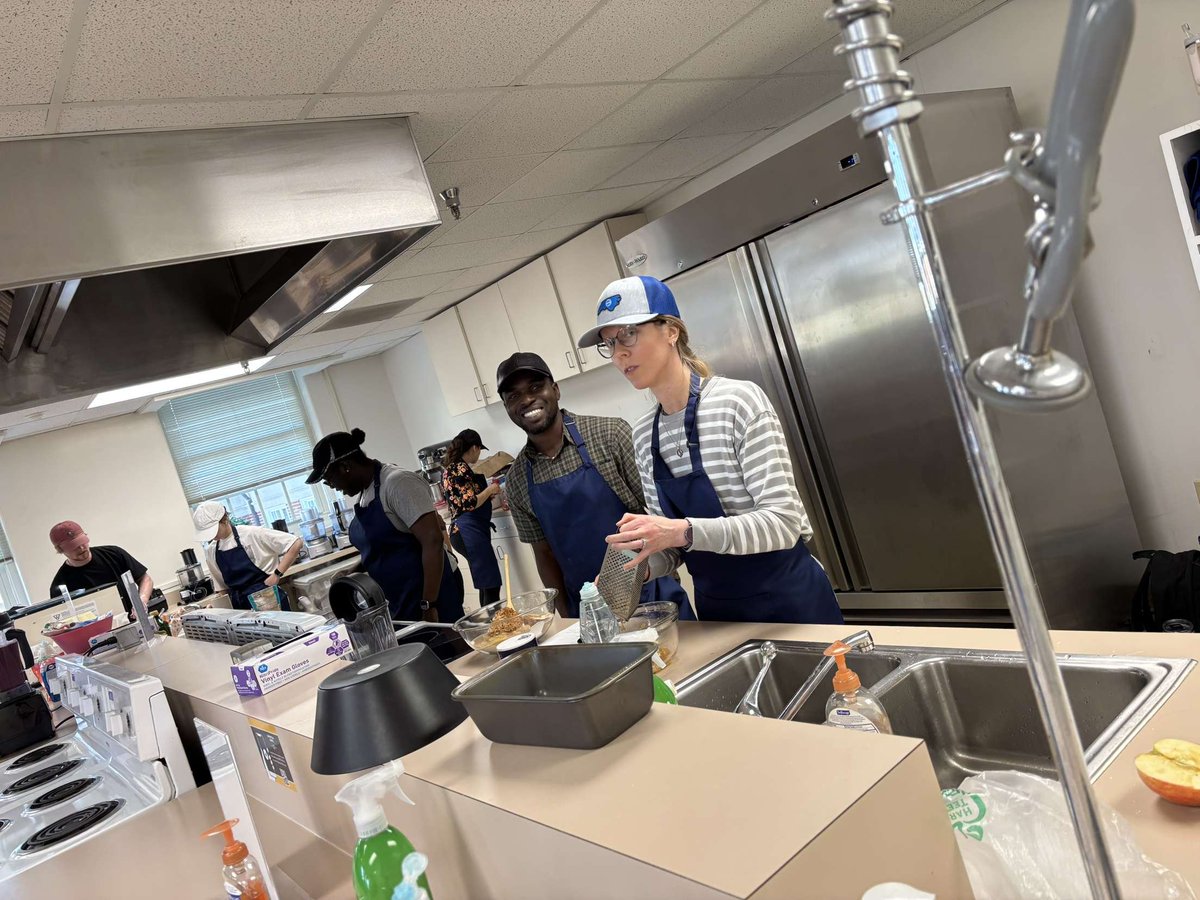 uncgngsa's tweet photo. 📸 Behind the Scenes in the UNCG Test Kitchen! 🍳🥗

Our Nutrition Students are putting their knowledge into practice! 
Whether it's meal prepping, food science experiments, or culinary nutrition, we love seeing hands-on learning in action.
#uncgnutrition #uncgngsa #uncg https://t.co/RBkcXfYvGm