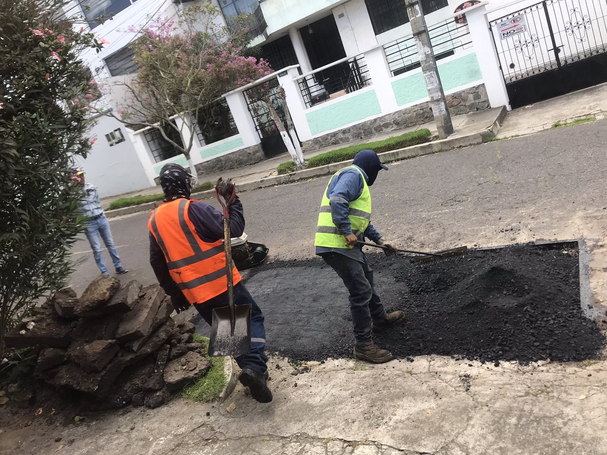 MarcelaFCG's tweet photo. Buenas tardes @MunicipioQuito 
El lunes 27 de enero vinieron unos trabajadores a reparar el asfalto de la calle fuera de mi casa. Agradezco la gestión, sin embargo los escombros siguen en la vereda.
Hay algún departamento encargo de retirarlos? https://t.co/fauJRfvsJr