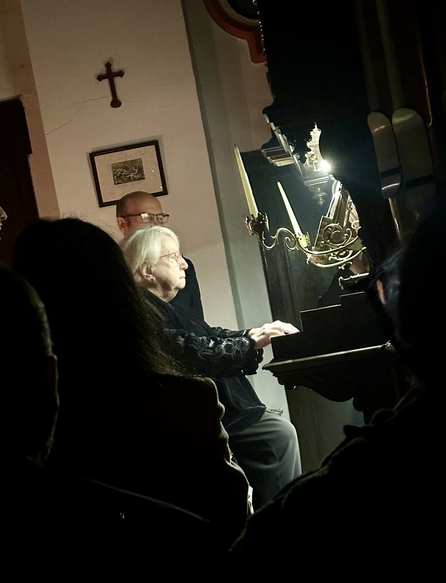 Precioso concierto el que nos ha regalado la gran Montserrat Torrent Serra esta noche, dentro del ciclo de conciertos organizado por mi compañero Jesús Sampedro en el precioso Oratorio de la Escuela de Cristo.
#organmusic