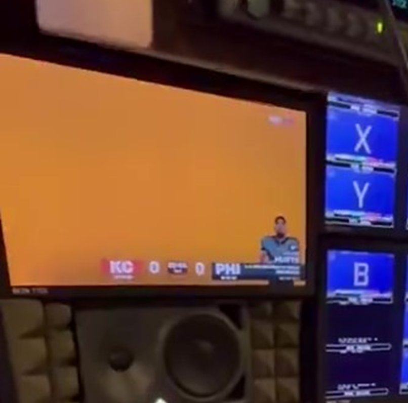 CTreySports's tweet image. GRAPHICS LEAK: As predicted, #FoxSports will indeed debut a new graphics package for #SBLIX   . The new scorebug switches out the team logos for city abbreviations but keeps the horizontal format. Looks a little similar to the boxed scorebug from 2017-2019. #FoxSports #NFL…