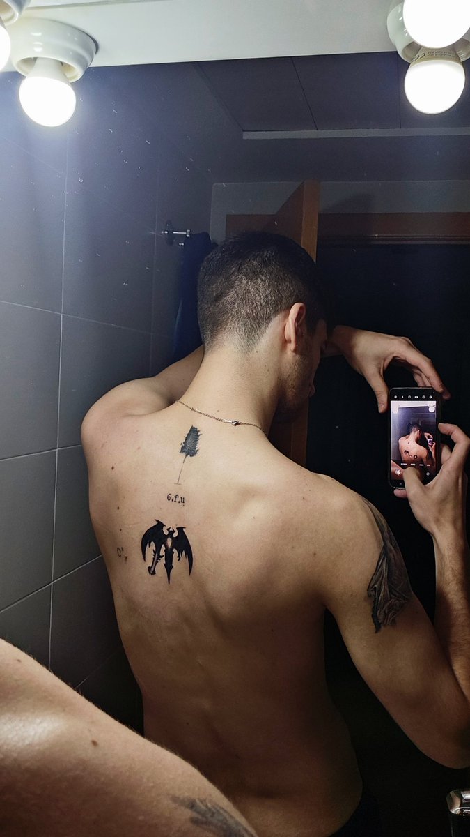 iprobablypenta's tweet photo. Me he tatuado la ulti de Aatrox en la espalda viva el lol https://t.co/USQFScRGdp
