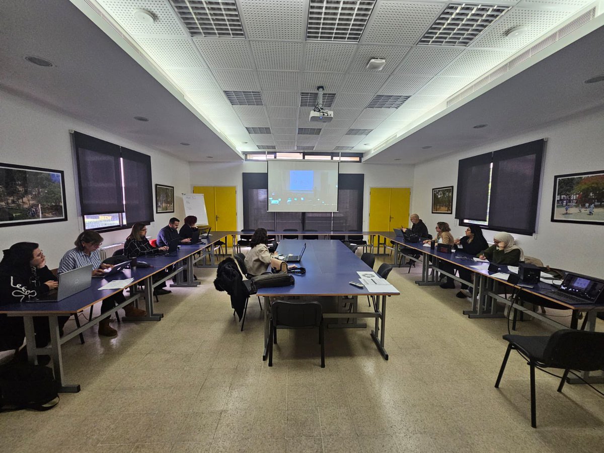 "Education aux médias et à l'information scientifique"

Formation inter-degrés

Réaliser un reportage vidéo : 

ℹ️Chercher l'information
🧐Esprit critique
🔎Identifier les sources
✍️Rédiger le synopsys
🎞️Montage

📆5-6/02
🏫 #CPF #Beyrouth
🗣️<a href="/CedricPignel/">Cédric Pignel</a> &amp; Marie Barthalot

#EMI