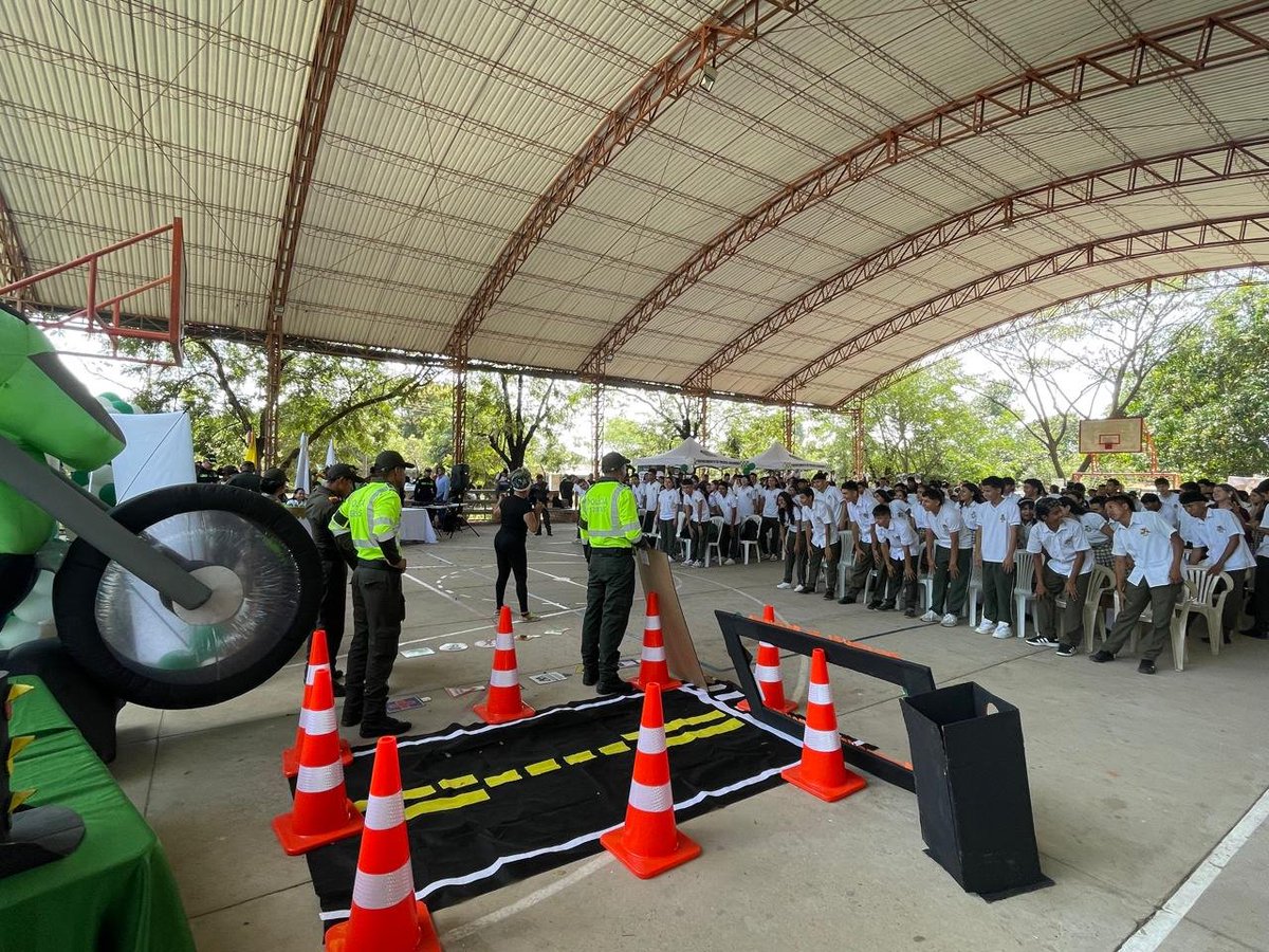 PoliciaCasanare's tweet photo. #proteccionPonal Seguimos acompañando a nuestros niños en el #RegresoAClases, nuestros policías llevaron alegría y apoyo a los estudiantes de #LaChaparrera donde se les dio un kit escolar con el fin de fortalecer su formación con disciplina y valores #TuMoralTusSueños https://t.co/2oFnG7GYLx