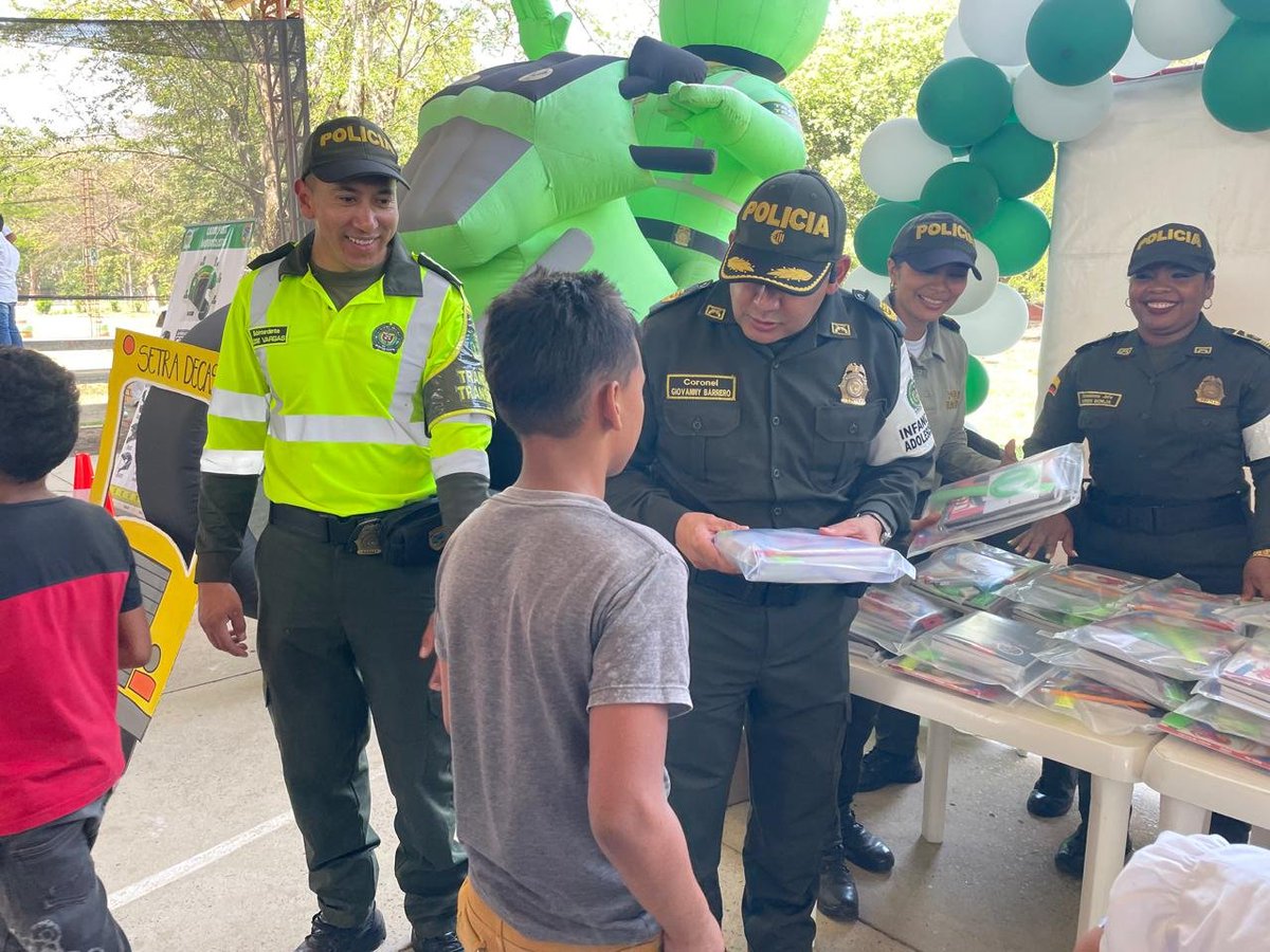 PoliciaCasanare's tweet photo. #proteccionPonal Seguimos acompañando a nuestros niños en el #RegresoAClases, nuestros policías llevaron alegría y apoyo a los estudiantes de #LaChaparrera donde se les dio un kit escolar con el fin de fortalecer su formación con disciplina y valores #TuMoralTusSueños https://t.co/2oFnG7GYLx