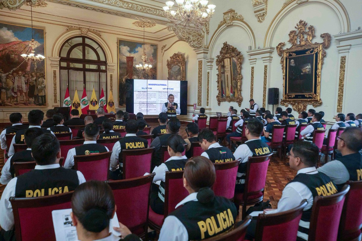 MuniLima's tweet photo. ¡Fortalecemos la seguridad en nuestra ciudad! 👊 💪

Culminó el Seminario Técnicas de Inteligencia e Investigación Criminal. A través del #GEIM se brindó esta importante capacitación. https://t.co/Jfw7Zd54zN