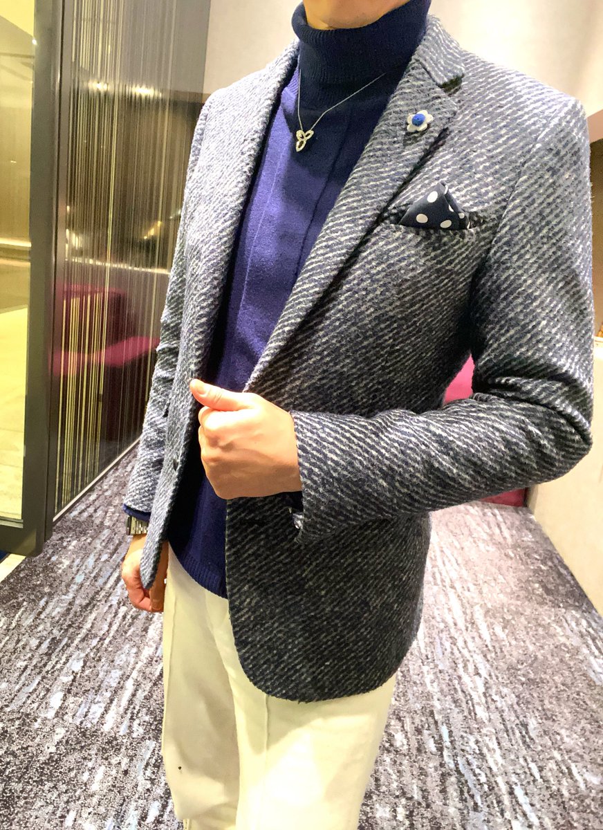 k51_com's tweet photo. 【本日のコーデ2025/2/6】
ナルシストで自撮りしてるわけではありません(^^;;
各SNSで僕の普段のコーデを色々見せて欲しいというリクエストが結構あるので不定期で発信してます！
ファッションは「to me」ではなく「for you」。
自分が着たいものを着るのではなく相手や場所に合わせて装うのがK-51のファッションポリシー。

①コート＆ジャケット
・コート＆ジャケットともに色はネイビー
・ジャケットはニット素材で柄がお気に入り
・ブートニエールでワンピントアクセント

②インナー
・ネイビーのタートルネックは意外と新鮮

③スラックス
・夏向けの白パンだけど冬に履くなら起毛系のフランネル素材でジャケットとバランスをキープ
・クリースが取れやすい素材なのでクリースにステッチを施している

④靴
・ジャケット＆パンツの素材感を考慮するとスエードベストかな

⑤靴下
・アルマーニの靴下で足元にもアクセント

⑥鞄
・ブラックでもブラウンでもちょっと違うかな。。。そんな時にブルーのバッグを持ってると重宝する

⑦時計
・ネイビーの文字盤の時計は意外とコーデしやすい

今日はメンズコーデの王道のネイビー×グレー×ホワイトの色使いでまとめてみました。
秋冬は素材感のあるアイテムを意識してコーデしましょう！
ご参考までに。。。