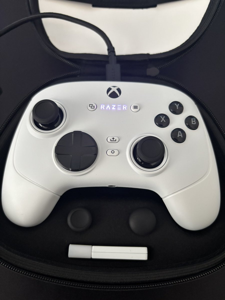 Cykul_'s tweet image. Shoutout @Razer for the brand new Wolverine V3 Pro!! Been using this controller since WC and have been loving it! Ready to fry for the new season! #ForThePro