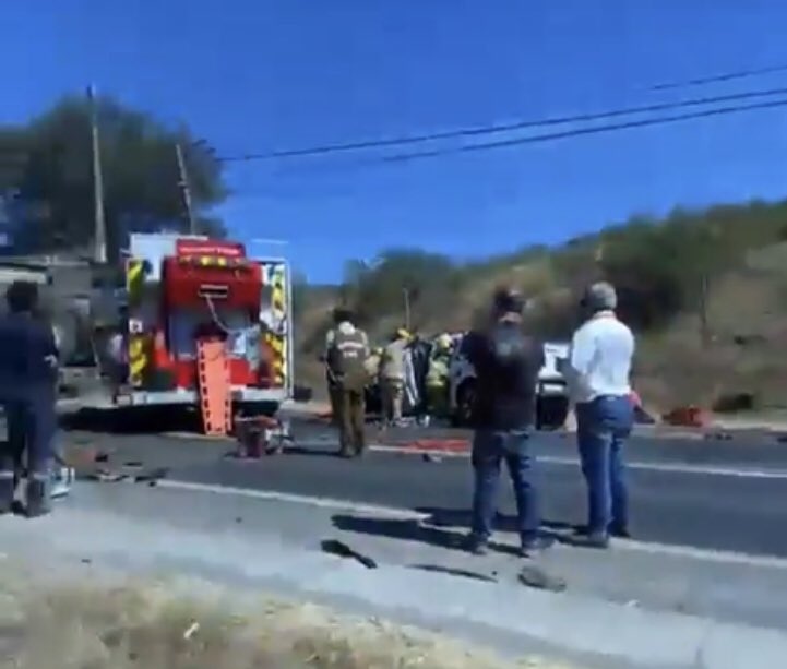 AHORA.-GRAVE ACCIDENTE EN RUTA COSTERA ARROJA DOS VICTIMAS FATALES .-
 
El trágico hecho se produjo en  en entrada oriente a Hualañe , altura del Km 66,6 ruta J-60 frente Villa Los Jardines . Victimas ocupantes camioneta colisionó en forma frontal con camión, hombre y una mujer.