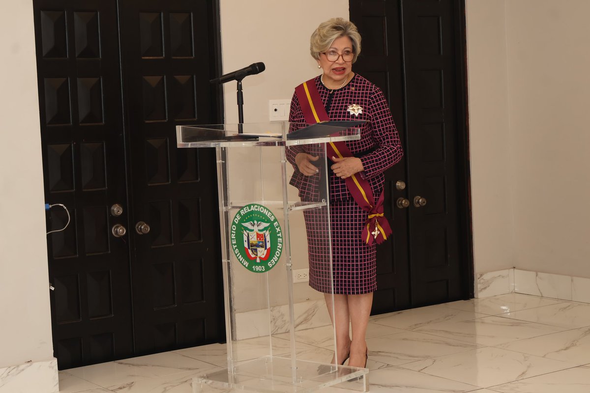 El Gobierno de Panamá otorgó a S.E. Prisca Violeta Mazara, Embajadora de la República Dominicana, la Orden Vasco Núñez de Balboa en el Grado de Gran Cruz, en reconocimiento a su destacada labor diplomática y su contribución al fortalecimiento de las relaciones bilaterales.