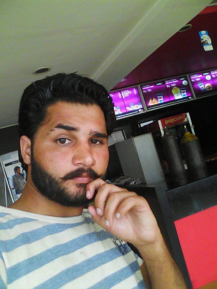 ਕੁਝ ਬੰਦੇ ਜ਼ਿੰਦਗੀ ਚ ਇਹੋਜੇ ਮਿਲਦੇ ਨੇ ਜਿਨ੍ਹਾਂ ਦੇ ਜਾਣ ਤੋਂ ਬਾਅਦ ਉਹਨਾਂ ਨਾਲ ਬਿਤਾਏ ਪਲ ਤੇ ਯਾਦਾਂ ਕਦੇ ਭੁਲਾਈਆਂ ਨੀ ਜਾਂਦੀਆਂ,ਚਾਹੇ ਅੱਜ ਗਏ ਨੂੰ ਸਾਲ ਹੋ ਗਿਆ ਇੰਝ ਲੱਗਦਾ ਤੇਰਾ ਅੱਜ ਵੀ ਫੋਨ ਆਵੇਗਾ ਤੇਰੀ ਕਮੀ ਕਦੇ ਵੀ ਪੂਰੀ ਨਹੀਂ ਹੋਣੀ ਛੋਟੇ ਵੀਰ ਨਾ ਹੀ ਕਦੇ ਕੋਈ ਤੇਰੀ ਜਗ੍ਹਾ ਲੈ ਸਕਦਾ ਤੇਰਾ ਮੁਕਾਮ ਏਸ ਦਿਲ ਚ ਬਹੁਤ ਉੱਤੇ ਰਹੇਗਾ💔🥺