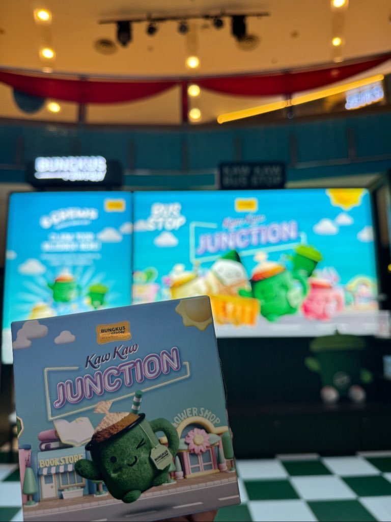 ainaimfoodies's tweet photo. Omg guysss, korang takkan percaya apa yang jadi tadi! 🥹💕 

Ain dpt Blindbox Kaw Kaw Crew kat event Bungkus Kaw Kaw ni—excited gila wehh! 💖✨ 

Spend RM25 je pastu dapat blindbox, sekali bukak… ohmaigod! 🎁 

Dapat karakter rare uolls! 😱💗

#BungkusKawKaw #KawKawJunction https://t.co/LJJrPvj9jL