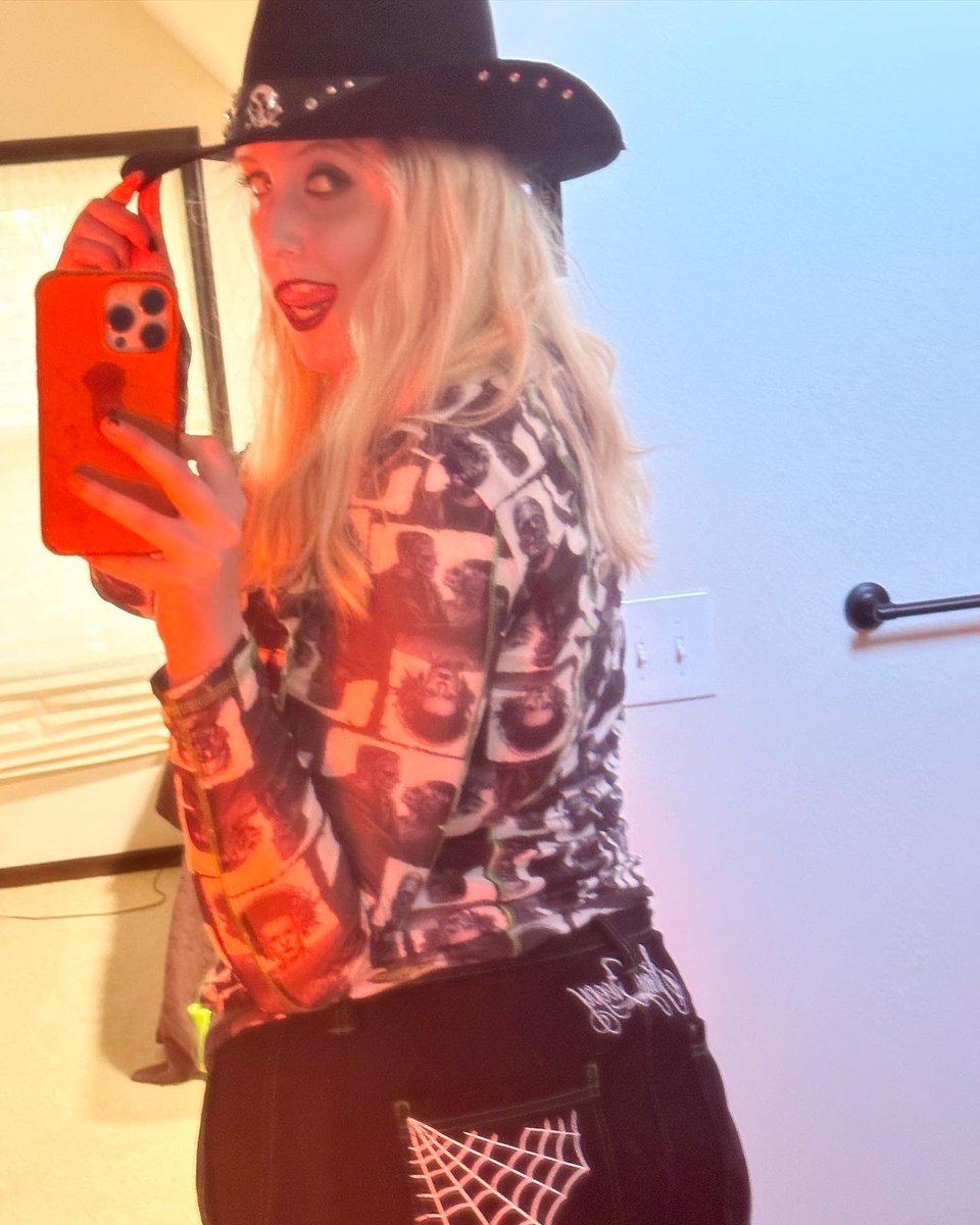 IAmPresleyCash's tweet photo. Going to see the show… The Forest King 🌲👑🖤 u can stream my #spooky #acoustic self produced 1 take #EP “End Can’t Tations” anywhere u listen 2 #music 🎶
The whole spooky fit is from @hottopic 🖤🧟♀️💚
#spooky #halloween #hottopic #htfanatic #selfie #universalmonsters https://t.co/NY99qR1ku0