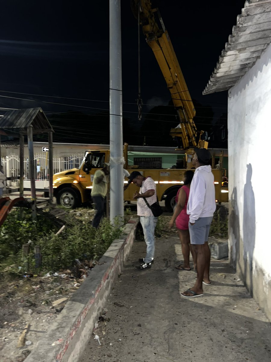JhonjaQueSea's tweet photo. Gracias @distrisegctg @JaimeHdezAmin por reconocer nuestro liderazgo y por acudir a nuestro llamado después de 1 año de hace real la gestión de tener cámaras comunitarias en nuestra comunidad gracias alcalde @dumek_turbay por hacerlo real. La esperanza más firme que nunca 🤞🏾 https://t.co/KFmwhFRg5v