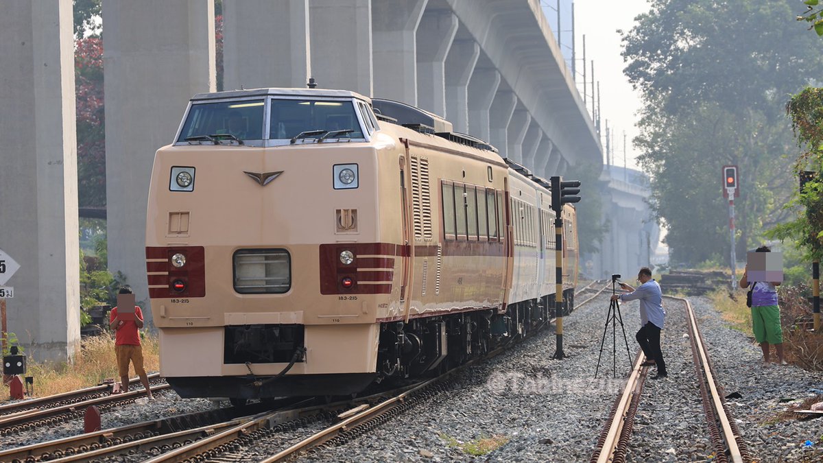 キハ183系第3編成+第1編成中間車の4両編成で試運転がされた。国鉄色と北海道色の混合編成はレア中のレアですね。