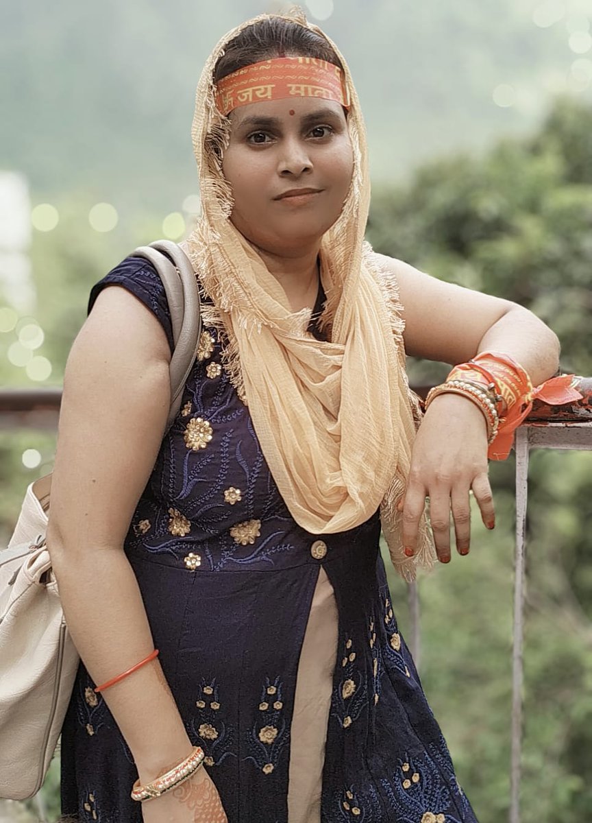 BabluBaghel's tweet photo. गर्भवती संगीता पाल की संदिग्ध मौत

स्थान: रमा देवी हॉस्पिटल, फूलपुर, प्रयागराज
पीड़िता: संगीता पाल (गर्भवती महिला)
पति: विनोद पाल, निवासी – मुगरन गांव, उतरांव थाना, प्रयागराज

क्या हुआ?

संगीता पाल गर्भवती थीं। प्रसव के लिए परिजनों ने उन्हें रमा देवी हॉस्पिटल, फूलपुर में भर्ती कराया।

 बुधवार दोपहर ढाई बजे संगीता ने बेटी को जन्म दिया।

प्रसव के बाद संगीता की तबीयत बिगड़ने लगी। अस्पताल प्रशासन ने इलाज में लापरवाही बरती और स्थिति गंभीर होने पर आद्या हॉस्पिटल, अन्दावा रेफर कर दिया।

आद्या हॉस्पिटल पहुंचने पर डॉक्टरों ने बताया कि संगीता की मौत पहले ही हो चुकी थी।

मामले में उठते सवाल

👉 प्रसव के बाद अचानक तबीयत क्यों बिगड़ी?

👉 अस्पताल ने इलाज में देरी क्यों की?

👉 क्या ऑपरेशन से पहले सभी जरूरी मेडिकल जांच हुई थी?

👉 डॉक्टरों ने समय पर सही उपचार क्यों नहीं दिया?

क्या कार्रवाई हुई?

📌 संगीता के परिजनों ने अस्पताल प्रशासन पर लापरवाही और हत्या का आरोप लगाया।

📌 गुस्साए परिजनों ने अस्पताल में हंगामा किया और हाईवे जाम कर दिया।

📌 सूचना पर पहुंची पुलिस ने किसी तरह समझाकर शव को पोस्टमार्टम के लिए भेजा।

📌 पति विनोद पाल की तहरीर पर अस्पताल संचालक डॉ. प्रदीप के खिलाफ एफआईआर दर्ज हुई।

मांग:

✔ मामले की निष्पक्ष जांच हो।
✔ डॉक्टरों और स्टाफ की जवाबदेही तय हो।
✔ संगीता को न्याय मिले, दोषियों को कड़ी सजा हो।

🚨 सभी संबंधित विभाग संज्ञान लें! 🚨
@DMKannauj @MoHFW_INDIA @UPHealthDept @CMOfficeUP @myogiadityanath @myogioffice @dgpup @Uppolice @Rakesh_baghel1
@AnilPalAdv
@AjaySPST
@awadhnathpalsp
@PalVishwnathbsp
@palshyamLalsp
@aajtak
#गर्भवती_संगीता_पाल_हत्या_कांड