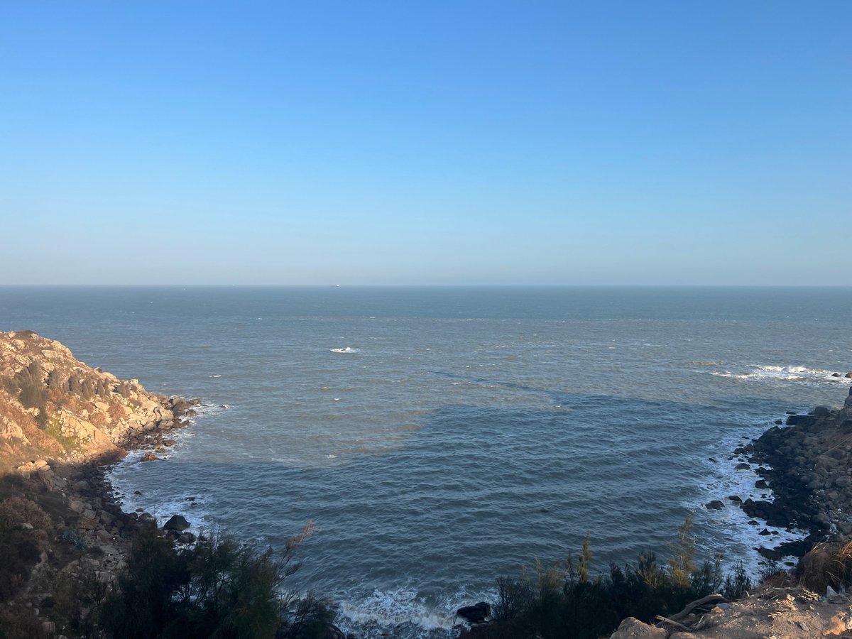 海边旅游归来，逛了很多有趣的地方，品尝到美味的食物，感受了不一样的风俗。但节日期间人真多呀，去热门城市还是要做好思想准备~
酒店面朝大海，落地大窗正好留下倩影。
@luchu888
#露出 #原创 #反差 #裸拍 #淫妻 #定制 https://t.co/XQ4fXRtX6k