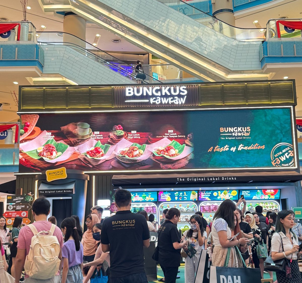 n_azzurajafri's tweet photo. Wow! Cantik betul setup Bungkus Kaw Kaw! 😱🔥 

Diorang literally bawak warung Melayu masuk mall! Meja kayu, lampu warm, vibe nostalgia memang on point. Rasa macam lepak mamak zaman dulu! ☕🍞 

Siapa belum tengok, jangan lambat! Event ni 7-9 Feb je, kat Sunway Pyramid tau! nanti nyesal kalau terlepas! 👀🔥 #BungkusKawKaw #KawKawJunction #WarungStyle #ThrowbackVibes