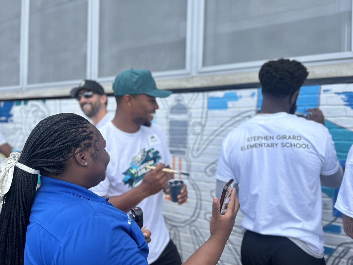 Congratulations @Saquon,  AP NFL OFFENSIVE PLAYER OF THE YEAR <a href="/Eagles/">Philadelphia Eagles</a> #NFLHonors  #painting #SDPstudents Khalice Gaynor