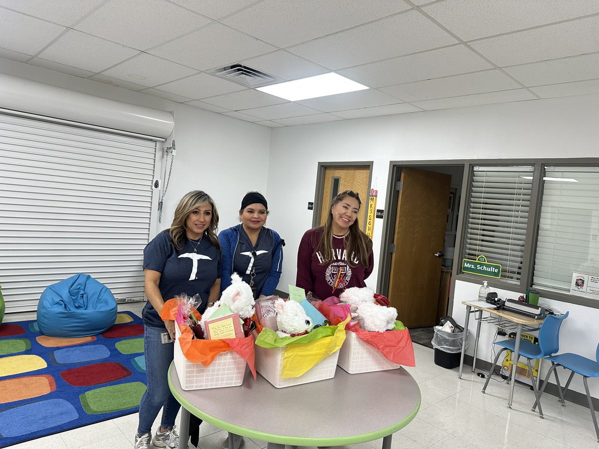 Alicia (@aalvarado_tisd) on Twitter photo Thank you to our fabulous office team and leadership for your beautiful gifts!! And a big shout out to Mrs. Valenzuela’s class for the beautiful poster and gift ❤️
<a href="/VRamos_TISD/">Valeria Valenzuela Ramos</a>
<a href="/TISD_Counselors/">TISD School Counseling</a>
#TISDProud Thank you to our fabulous office team and leadership for your beautiful gifts!! And a big shout out to Mrs. Valenzuela’s class for the beautiful poster and gift ❤️
<a href="/VRamos_TISD/">Valeria Valenzuela Ramos</a>
<a href="/TISD_Counselors/">TISD School Counseling</a>
#TISDProud