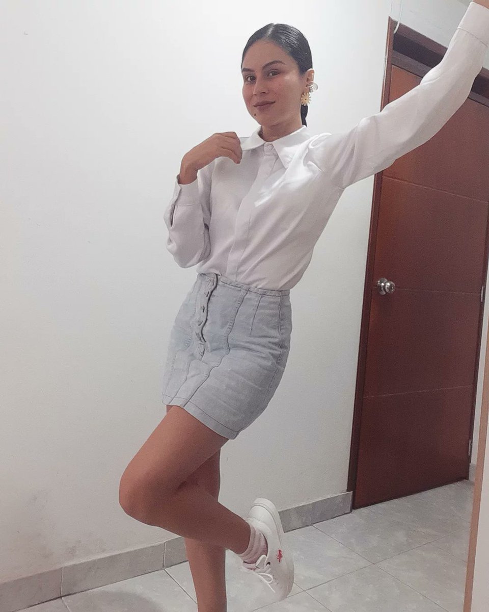 marcelamvzyya's tweet photo. Una foto de la profe porque quiere y puede subirla🤪🤪🤪🤪🙃🙃🙃💞💞💞💞 https://t.co/OqFYOdCHUc