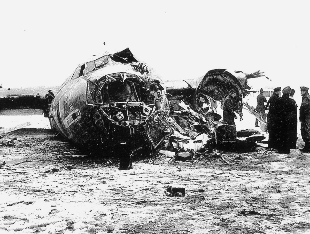 USAS_WW1's tweet image. #Disaster #planecrash #Boeing #Airbus: OTD February 6, 1958: the Munich Air Disaster! With slush on runway, British European Airways Flight 609 Airspeed AS-57 Ambassador G-ALZU crashes on take off killing much of the Manchester United football team. 😢🇬🇧🇩🇪