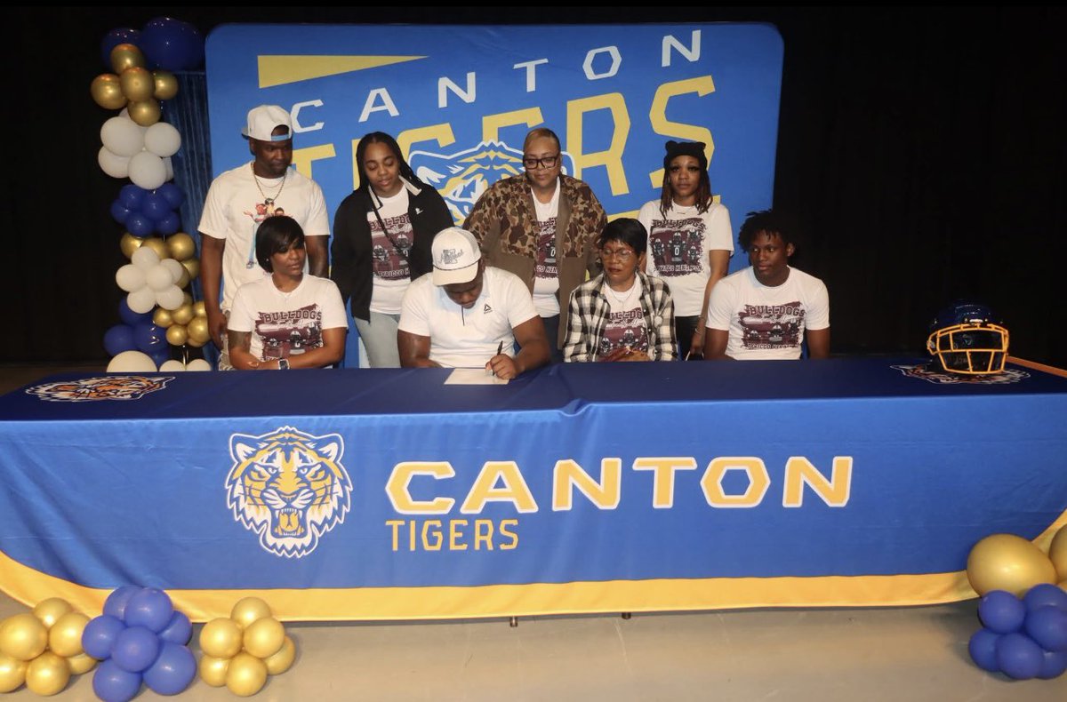 It’s Official!! #noplacelikeholmes 🐶🐶 <a href="/CoachCJ_Johnson/">Coach CJ Johnson</a> <a href="/CoachWood_HCC/">Marcus Wood Sr.</a>