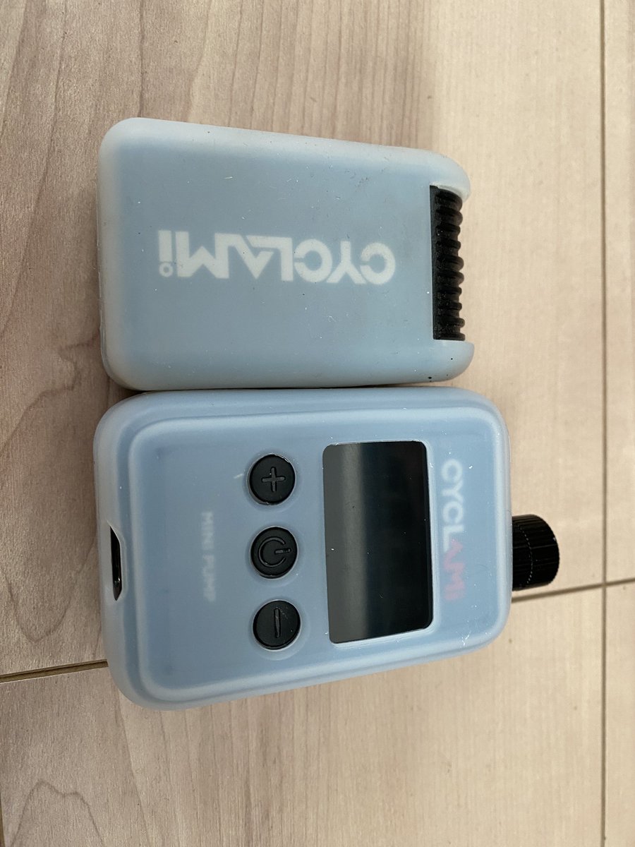 gotyapin's tweet photo. CYCLAMIのメーター電動ポンプ届いた❗️
旧式とはひとまわり程度の大きさの違いなので問題なさそうだけど、重量は1.3倍くらいかな❓
#ロードバイク #CYCLAMI https://t.co/tKOaWSfhju