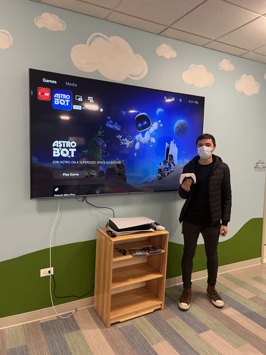 MaryvilleAcadem's tweet image. Thank you, Patrick &amp;amp; the @chicagolootdrop, for your generous donation of a brand new PS5 &amp;amp; this year's latest game, NBA 2k25 &amp;amp; the coveted Astro Bot game to our St. Catherine of Siena program!
#donationsmakeadifference #maryville #mission #Children #changinglives #makinganimpact