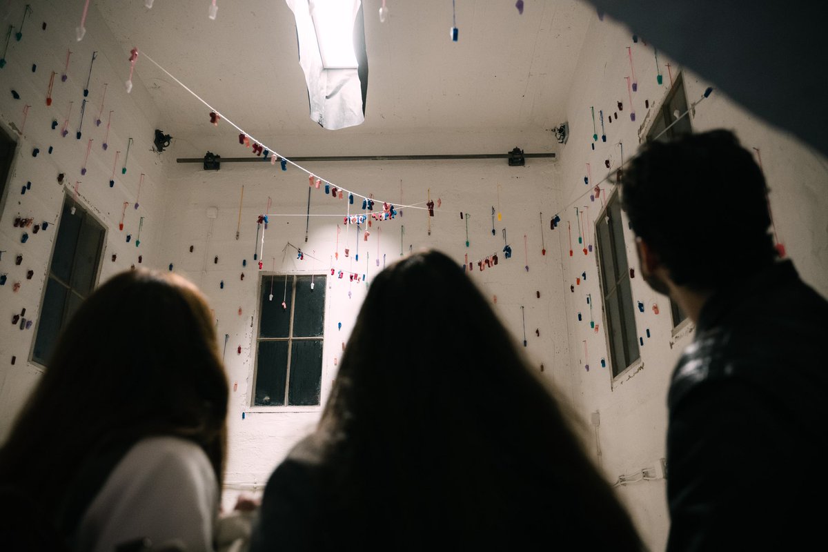 Mi i dalje ne možemo sa se opasuljimo od otvaranje naše druge izložbe. Evo vam koja fotografija od te večeri ali obavezno dodjite!

Do 16. februara svratite u galeriju Kula, Cetinjska 15.