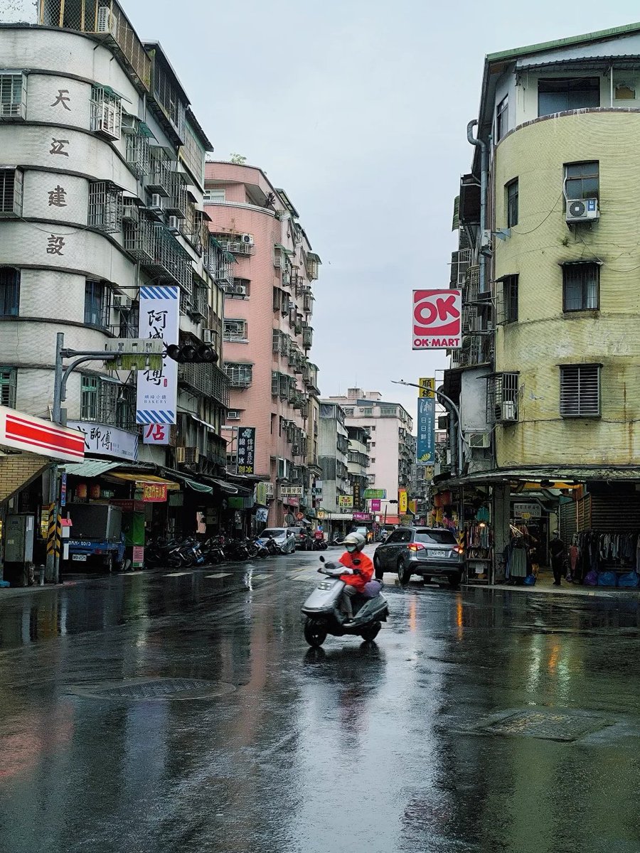 雨の中を散歩して台北のロマンを感じてください。 ☂️💕
 雨粒は私たちの心の琴線に触れ、すべての穏やかな瞬間を大切にすることを思い出させてくれます。
