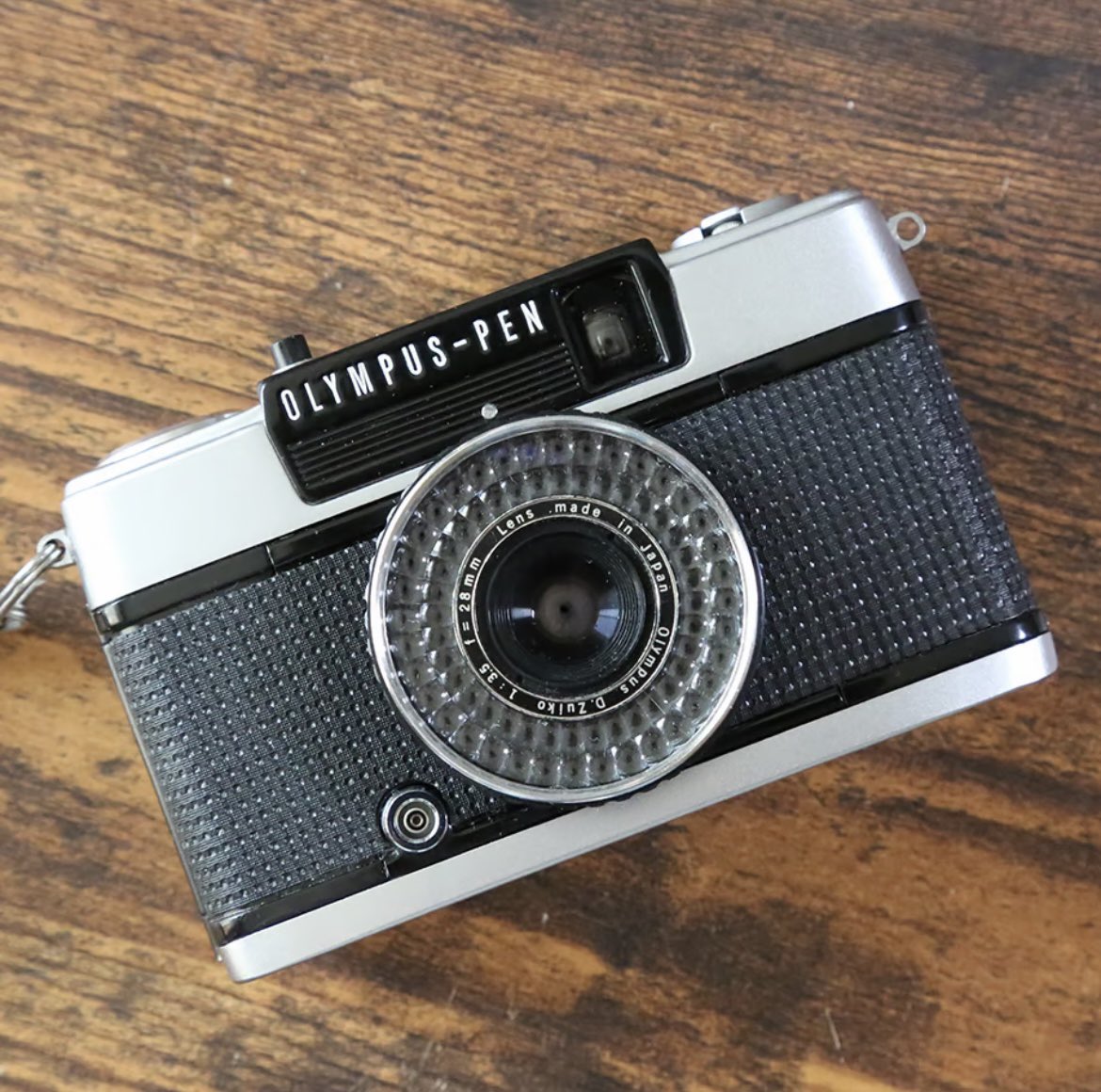DearPru43803316's tweet photo. ありがとうございます！好評いただいておりますOLYMPUS  PEN  EE-3をSTORESに追加しました！プロフィール→STORES→New Itemからご覧ください #雑貨 #ブロカント #ヴィンテージ #フランス雑貨 #フィルムカメラ #filmphotography #カメラ女子 #Olympus #pen #ee3 https://t.co/xrIeWcfta9